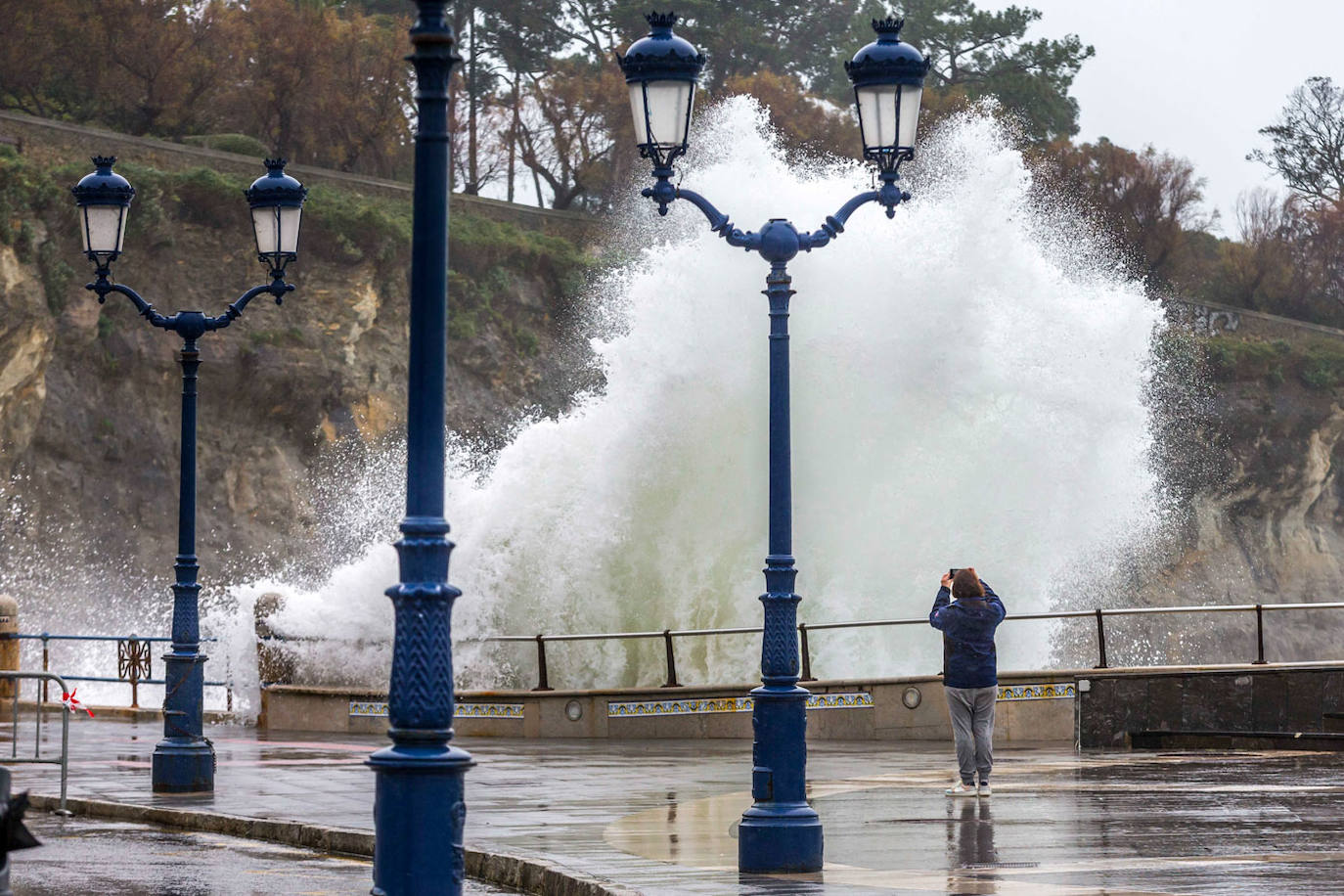 Las olas impactan sobre la costa de Santander.