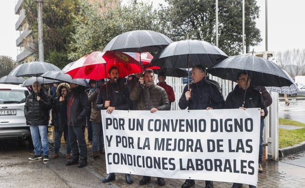 Concentración de trabajadores de Aspla, este lunes.