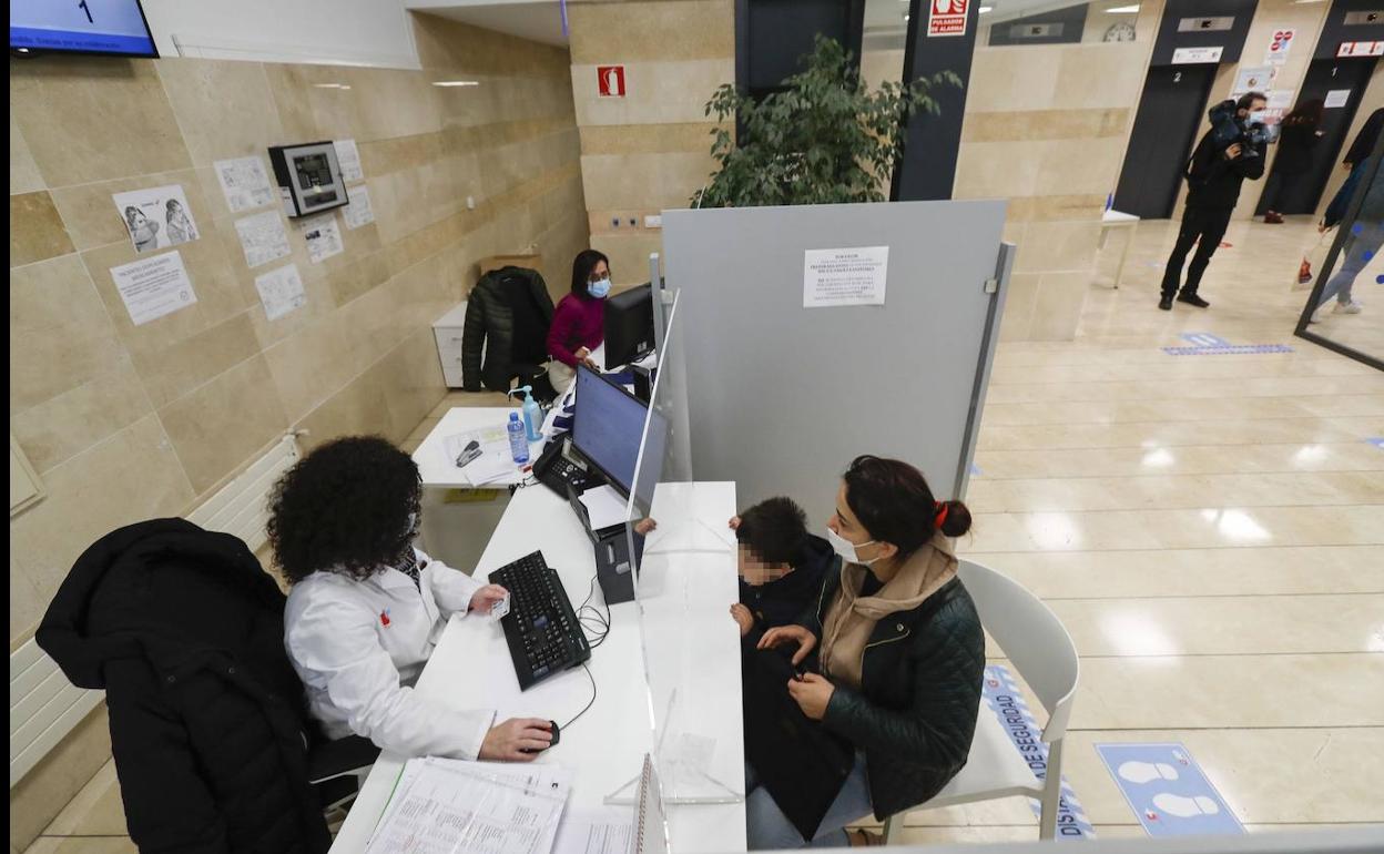 Personal de admisión del centro de salud de la calle Vargas. 