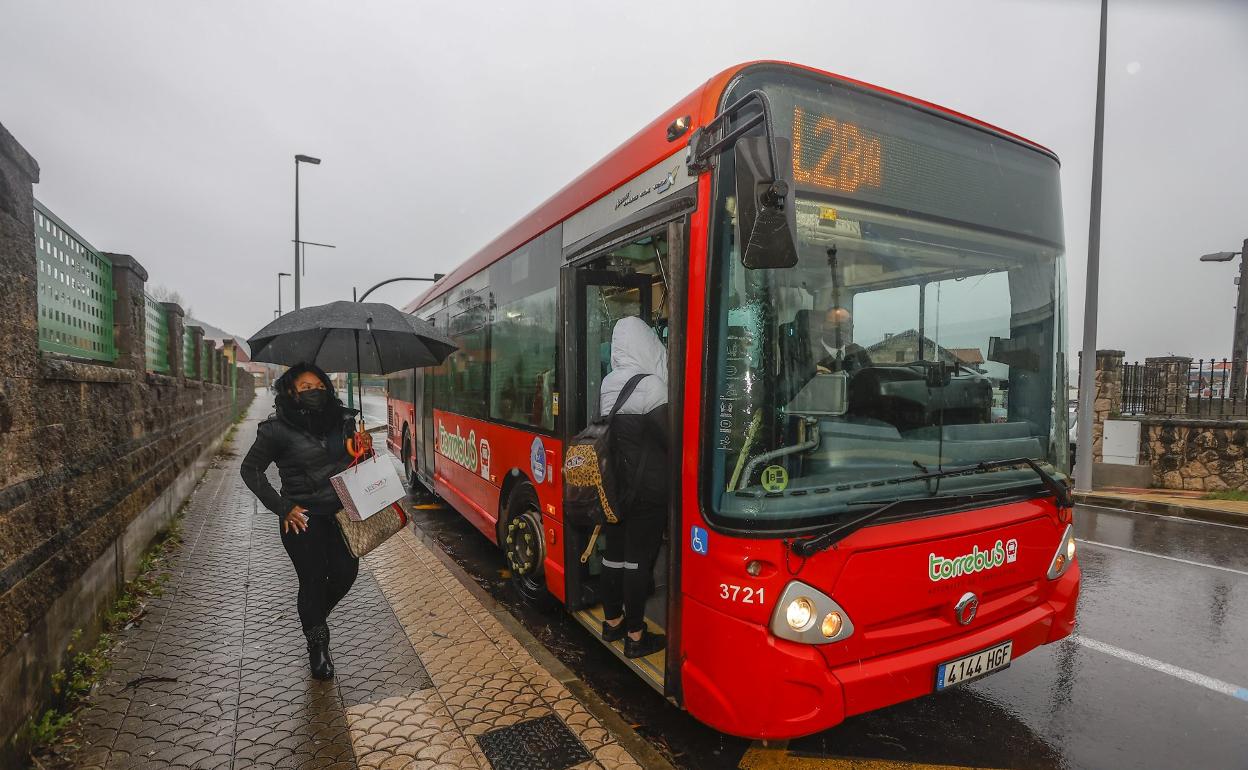 Parada del Torrebús situada junto al IES Gutiérrez Aragón de Viérnoles. 