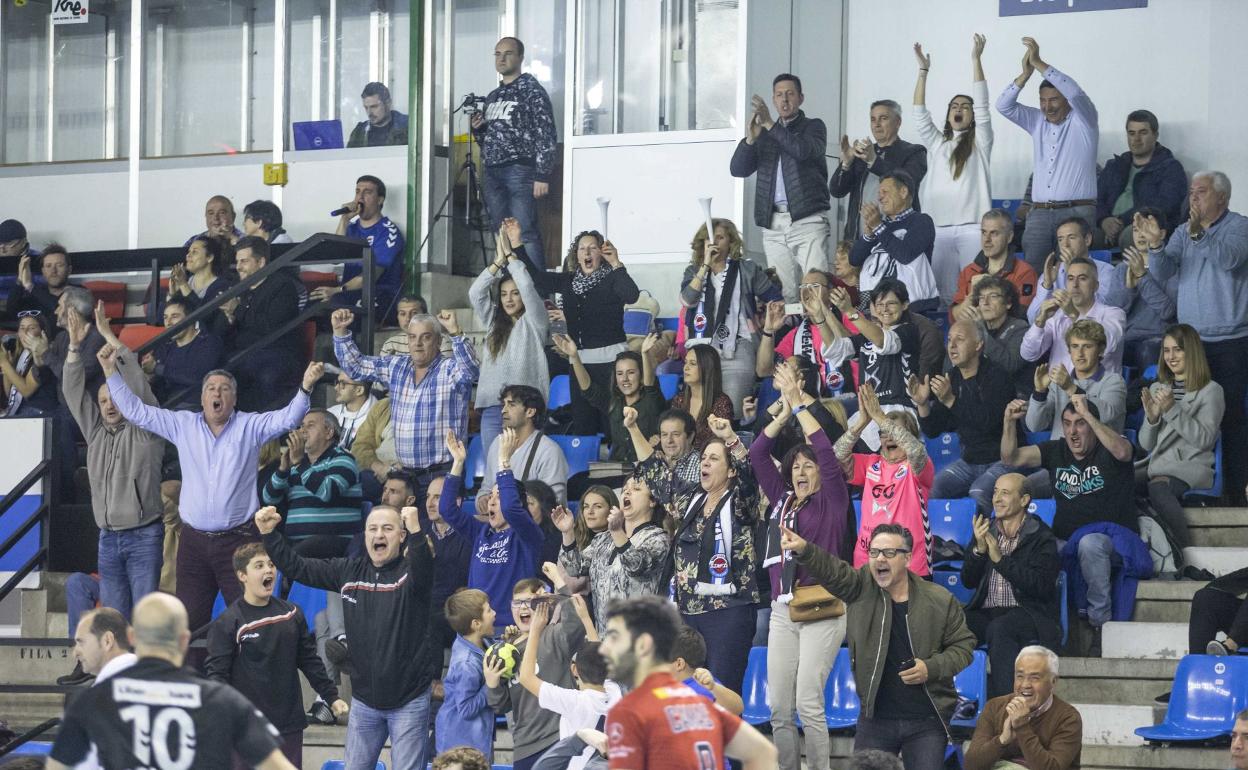 Aficionados animan al Sinfín en La Albericia en un partido ante el Bada Huesca en 2019. 