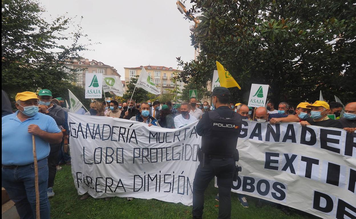 Imagen de archivo de una protesta de ganaderos contra la prohibición de la caza del lobo