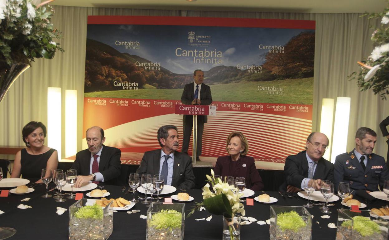 Marcano interviene durante la cena del año 2011. A la mesa, Dolores Gorostiaga, Alfredo Pérez Rubalcaba, Miguel Angel Revilla, Elena Salgado, Antonio Brufau y Julio Rodríguez. 