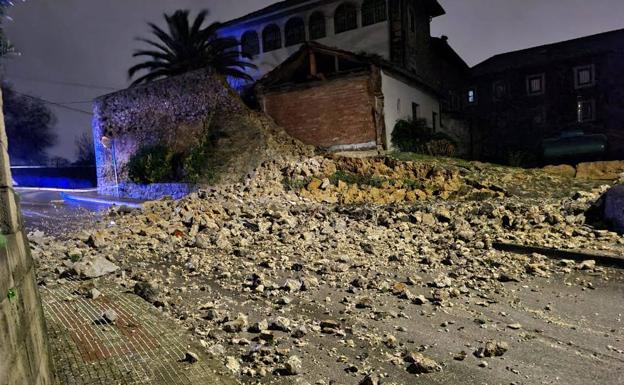 Galería. El viento y la lluvia han derribado un muro del convento de las Carmelitas Descalzas en el Alto de Maliaño.