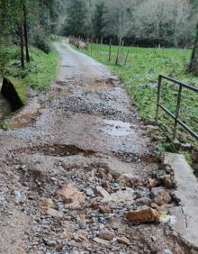 Imagen secundaria 2 - El temporal deja inundaciones y cortes en los accesos a los pueblos de Alfoz de Lloredo