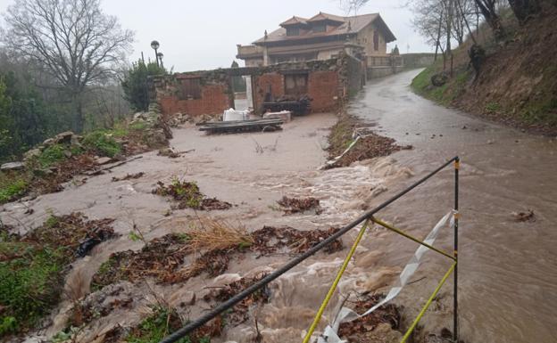 El palacio de Trasvilla del XVIII rodeado por el agua