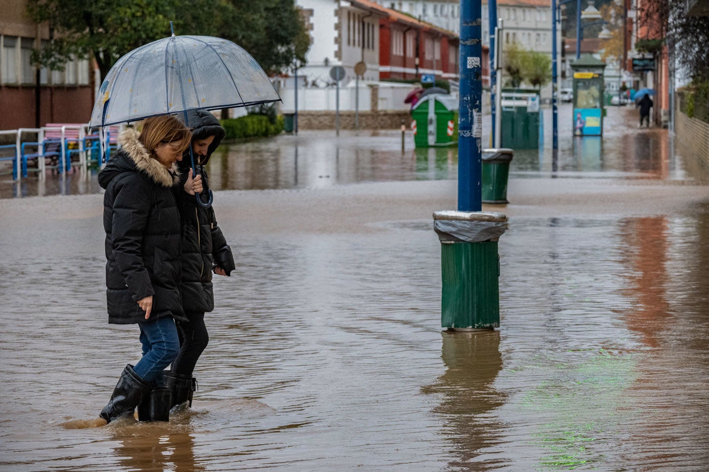 Las aguas mantienen a Laredo contra las cuerdas con barrios inundados y las clases suspendidas para evitar males mayores