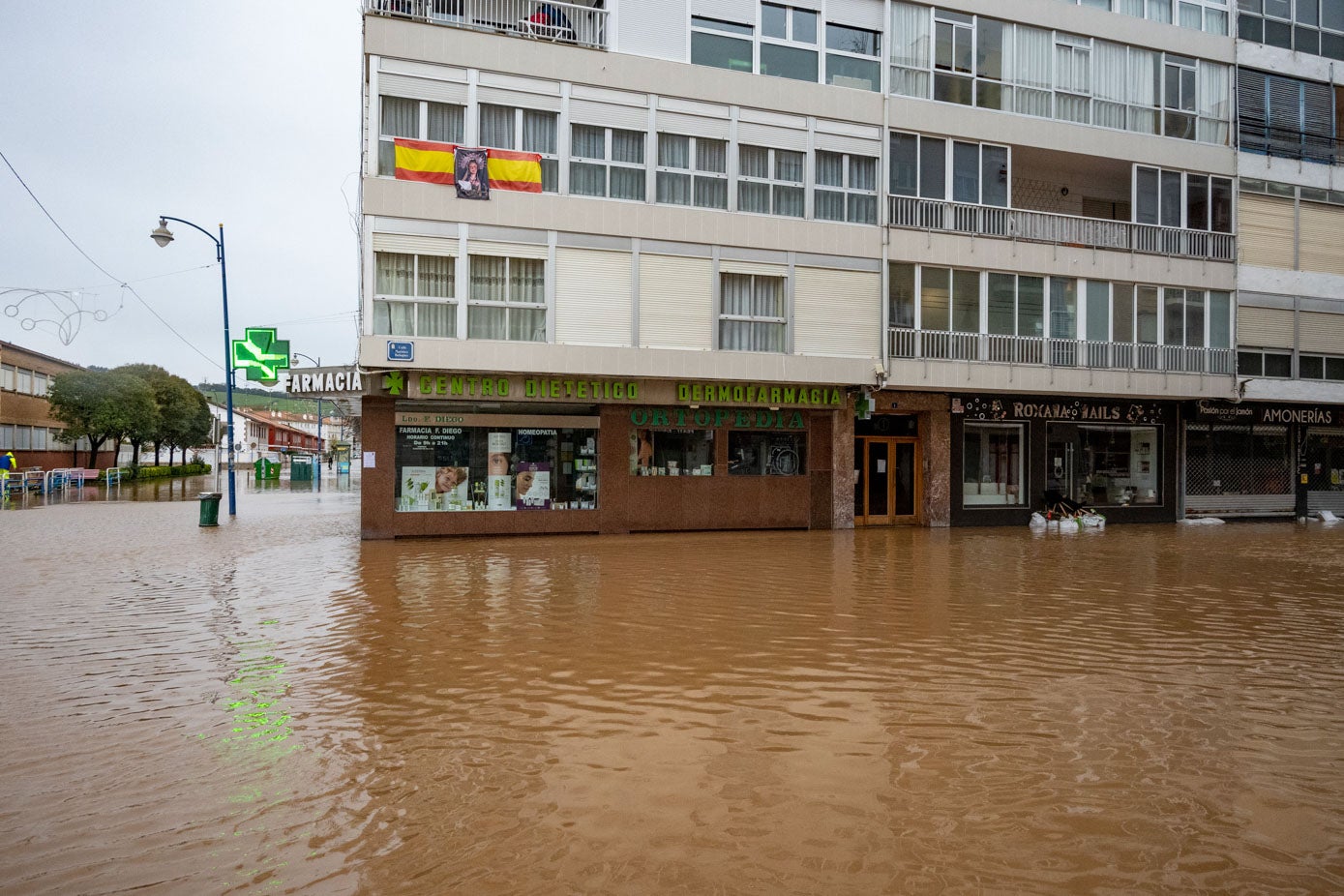 Las aguas mantienen a Laredo contra las cuerdas con barrios inundados y las clases suspendidas para evitar males mayores