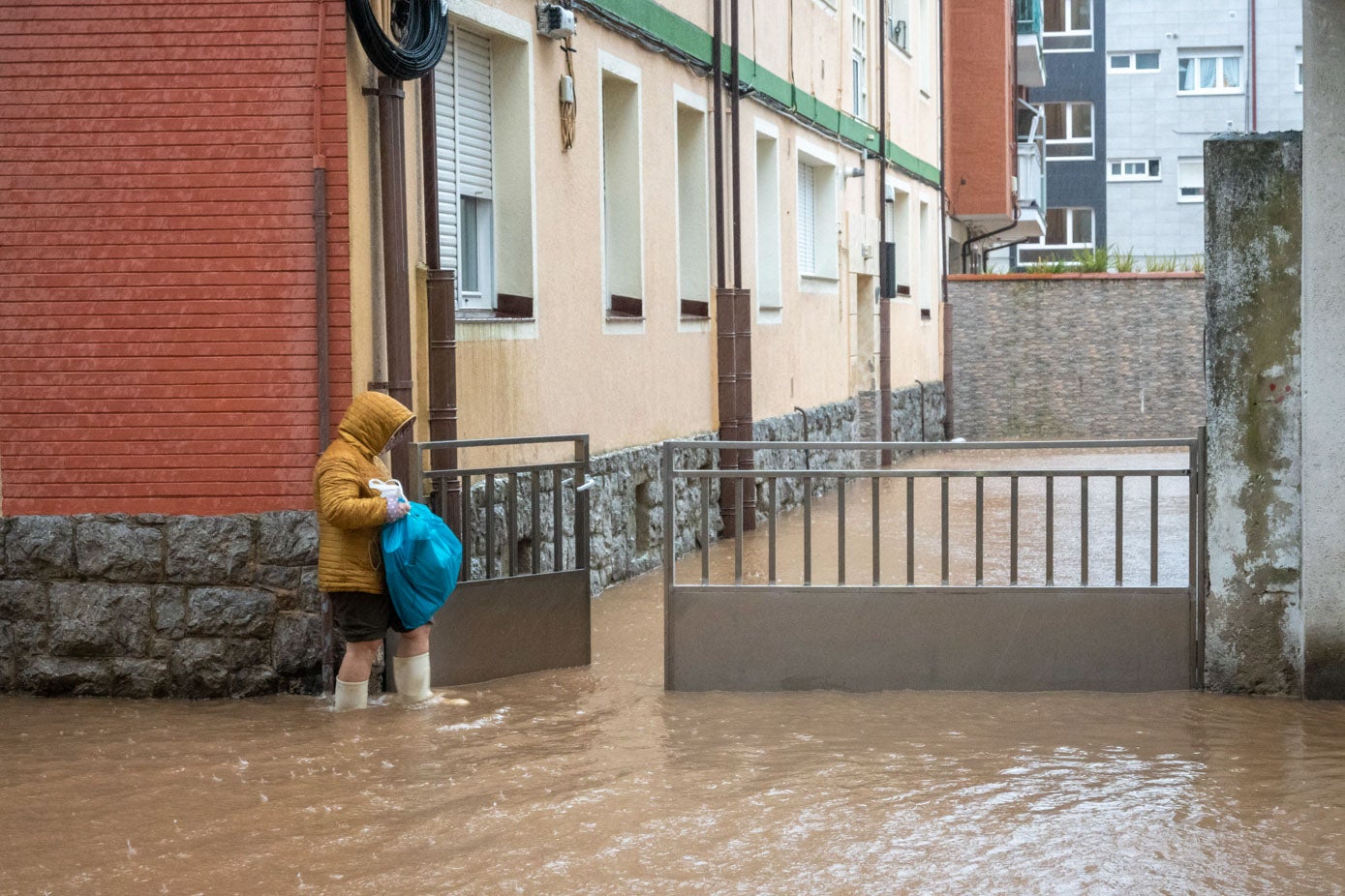 Las aguas mantienen a Laredo contra las cuerdas con barrios inundados y las clases suspendidas para evitar males mayores