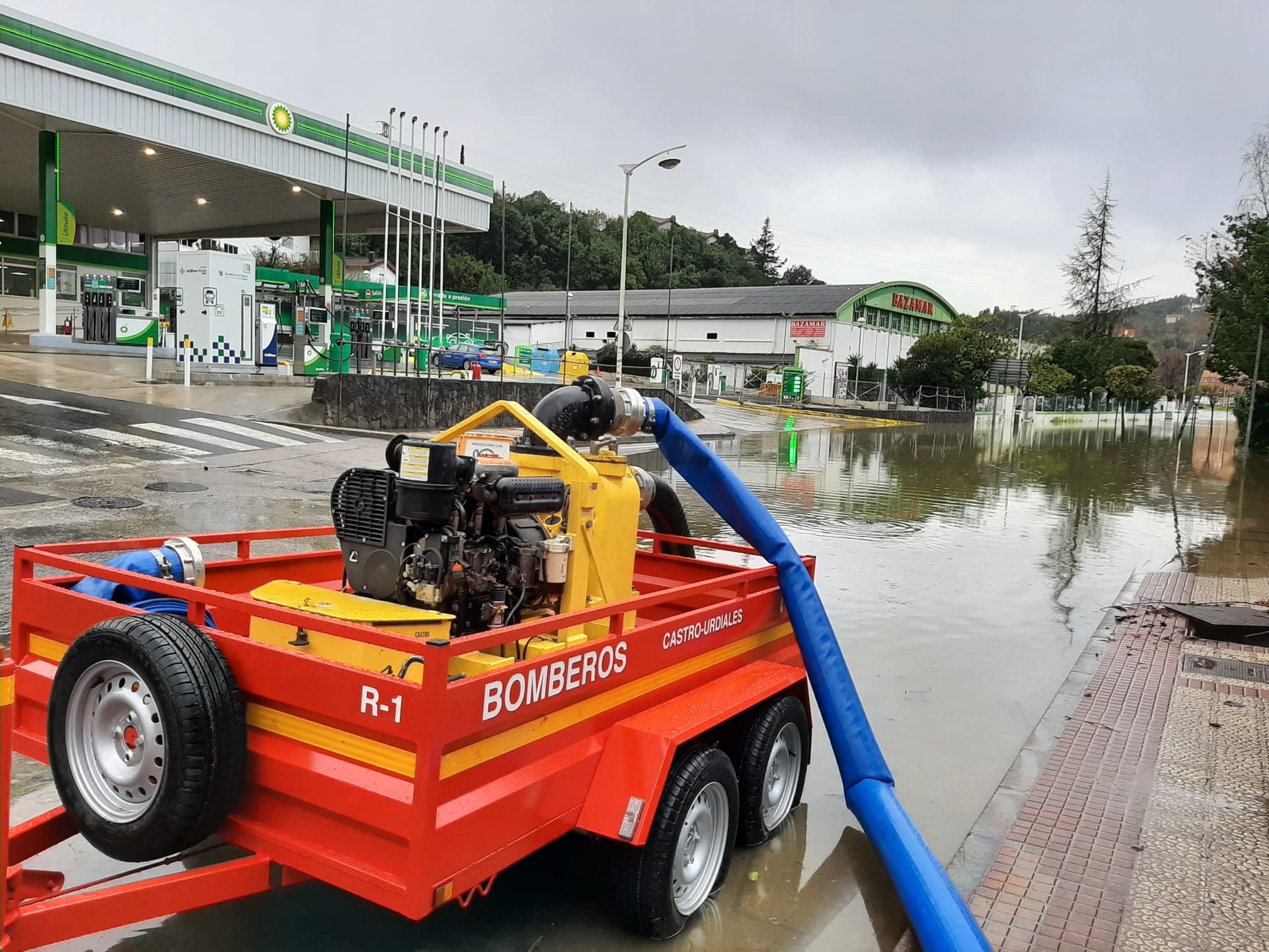 La carretera es la N-634 a la altura de la gasolinera Vistalegre, en Castro Urdiales. Hay una bomba de achique de los bomberos retirando agua.