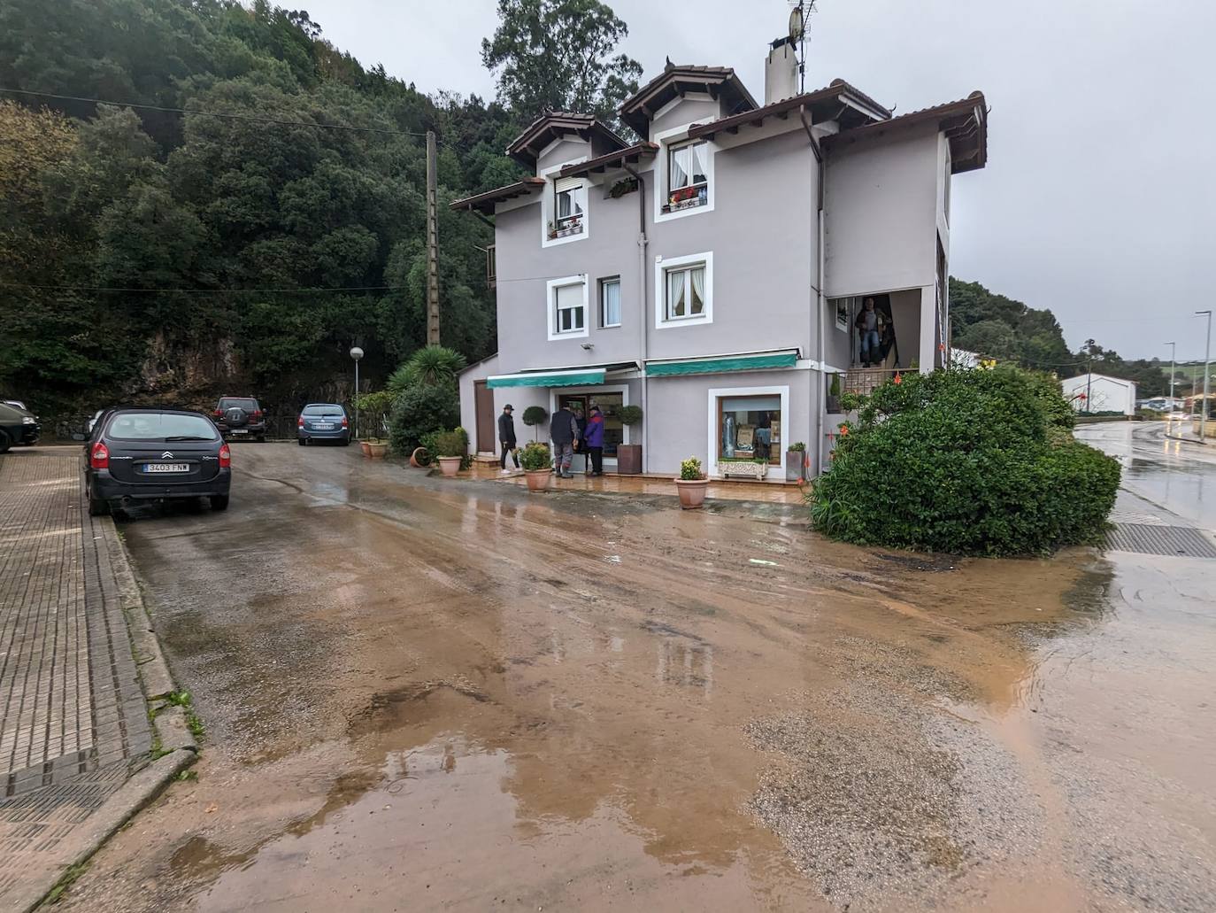 Casa rodeada de un río de barro en Laredo.