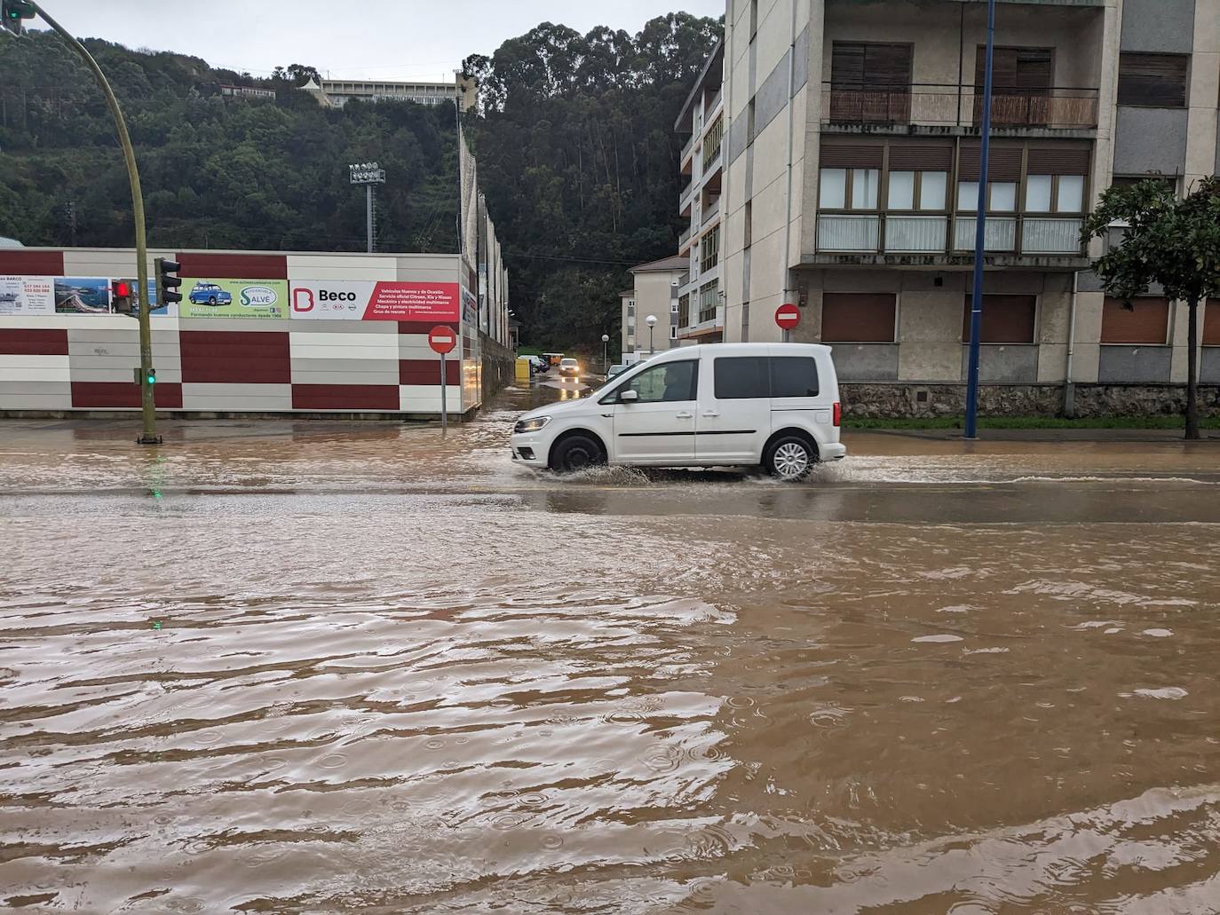 Inundación en la carretera y en el campo de fútbol de San Lorenzo en Laredo.