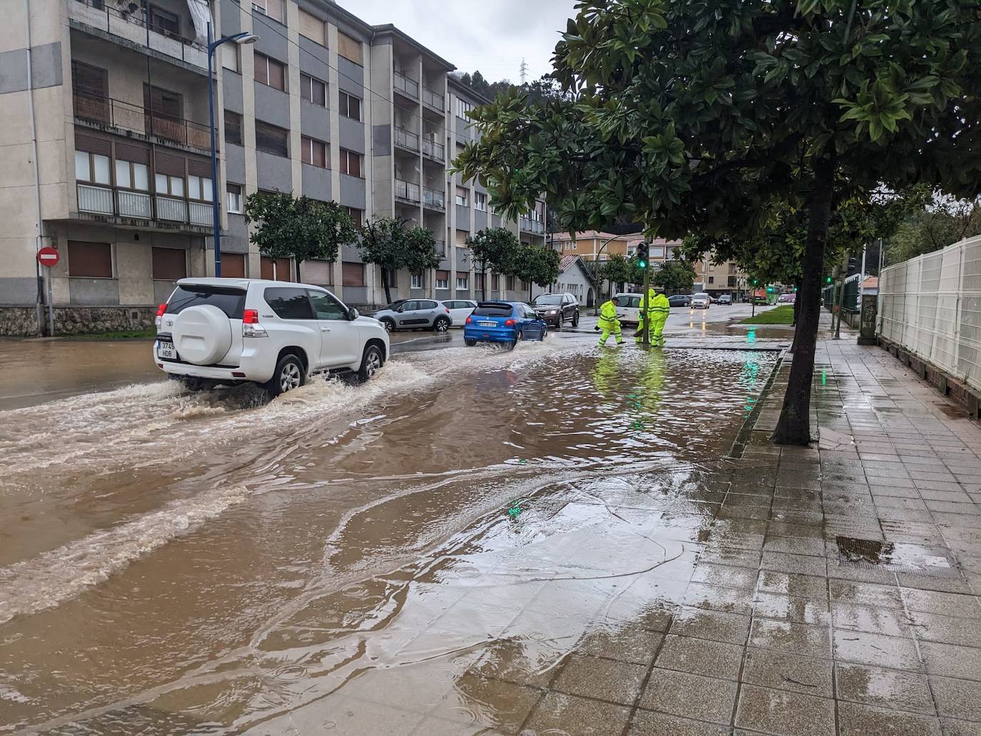 Avenida Duque de Ahumada, en Laredo, con los operarios movilizados por el Ayuntamiento.