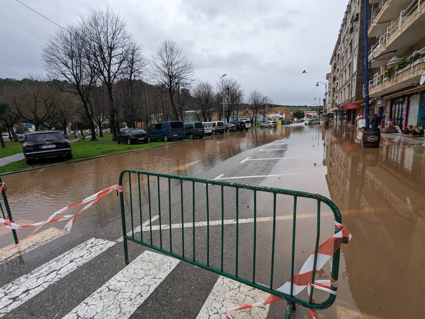 Las aguas mantienen a Laredo contra las cuerdas con barrios inundados y las clases suspendidas para evitar males mayores