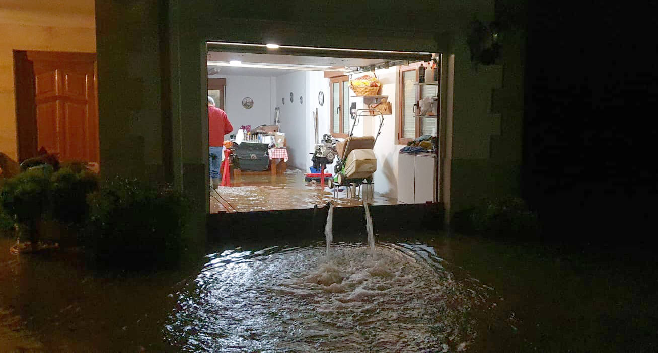 Agua saliendo a borbotones de una casa de Liendo, en el barrio Llatazos.