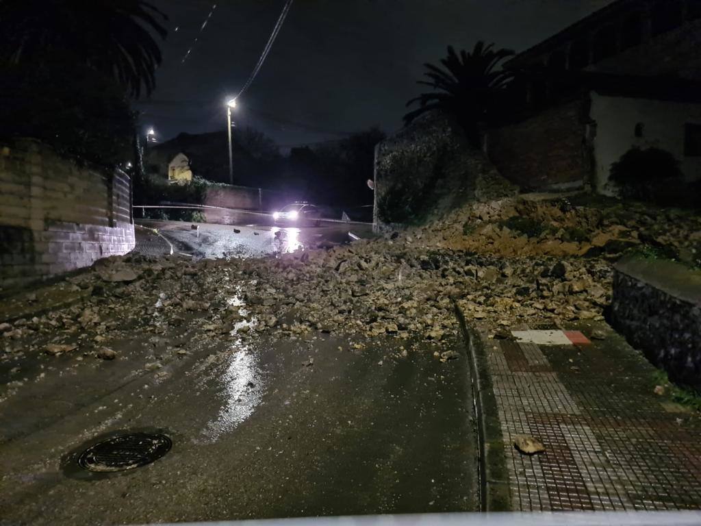 El muro se desplomó sobre la carretera, en la calle Santa Teresa de Maliaño.