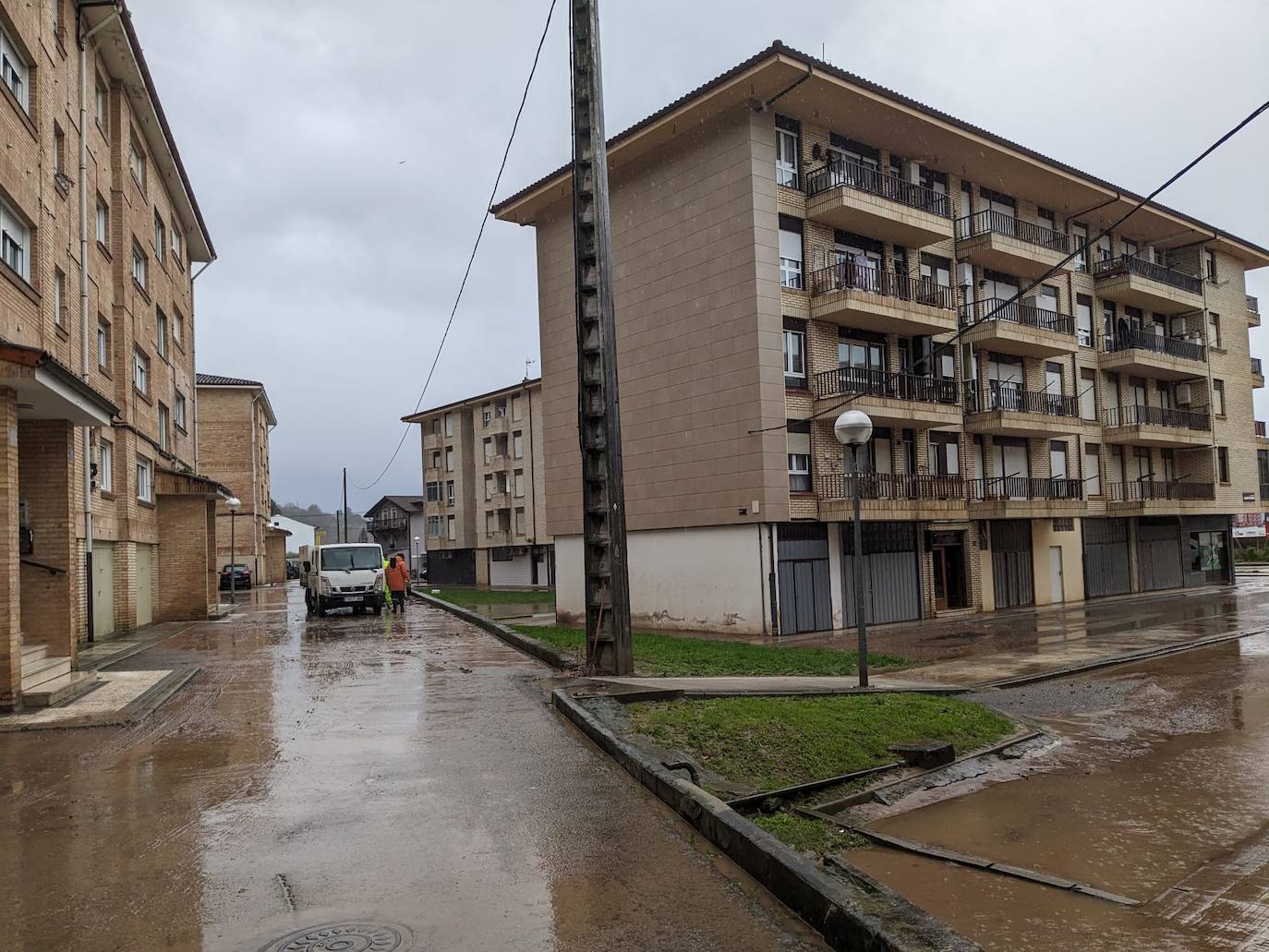 Barrio El Pelegrín (Laredo), totalmente inundado, con operarios acometiendo la limpieza.