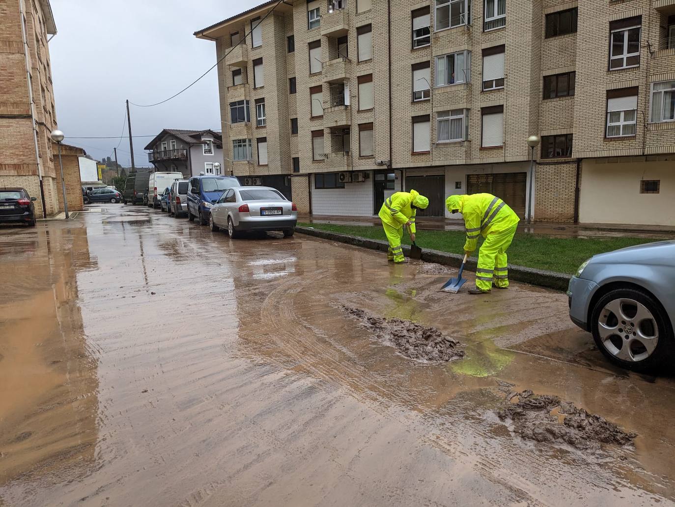 Barrio El Pelegrín (Laredo), totalmente inundado, con operarios acometiendo la limpieza