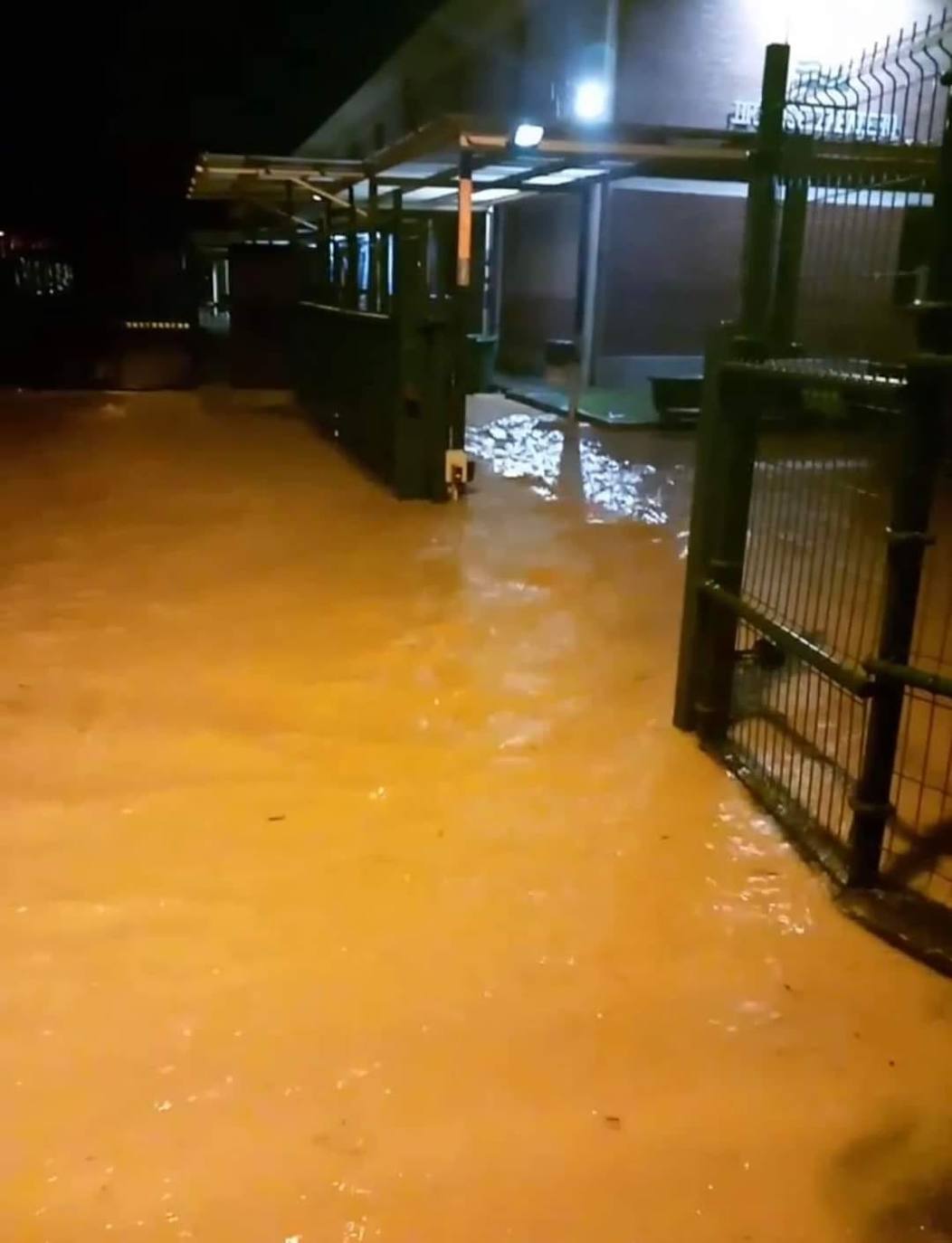 Fuertes inundaciones en Castro esta pasada noche.