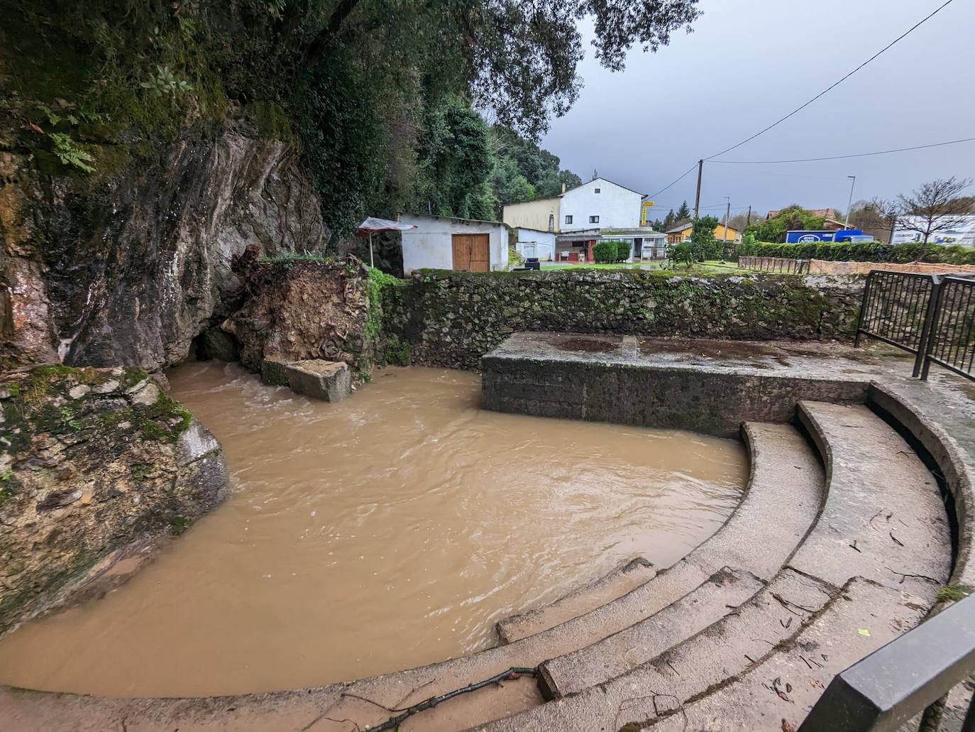 El desbordamiento del río Pelegrín es el causante de las inundaciones de Laredo.