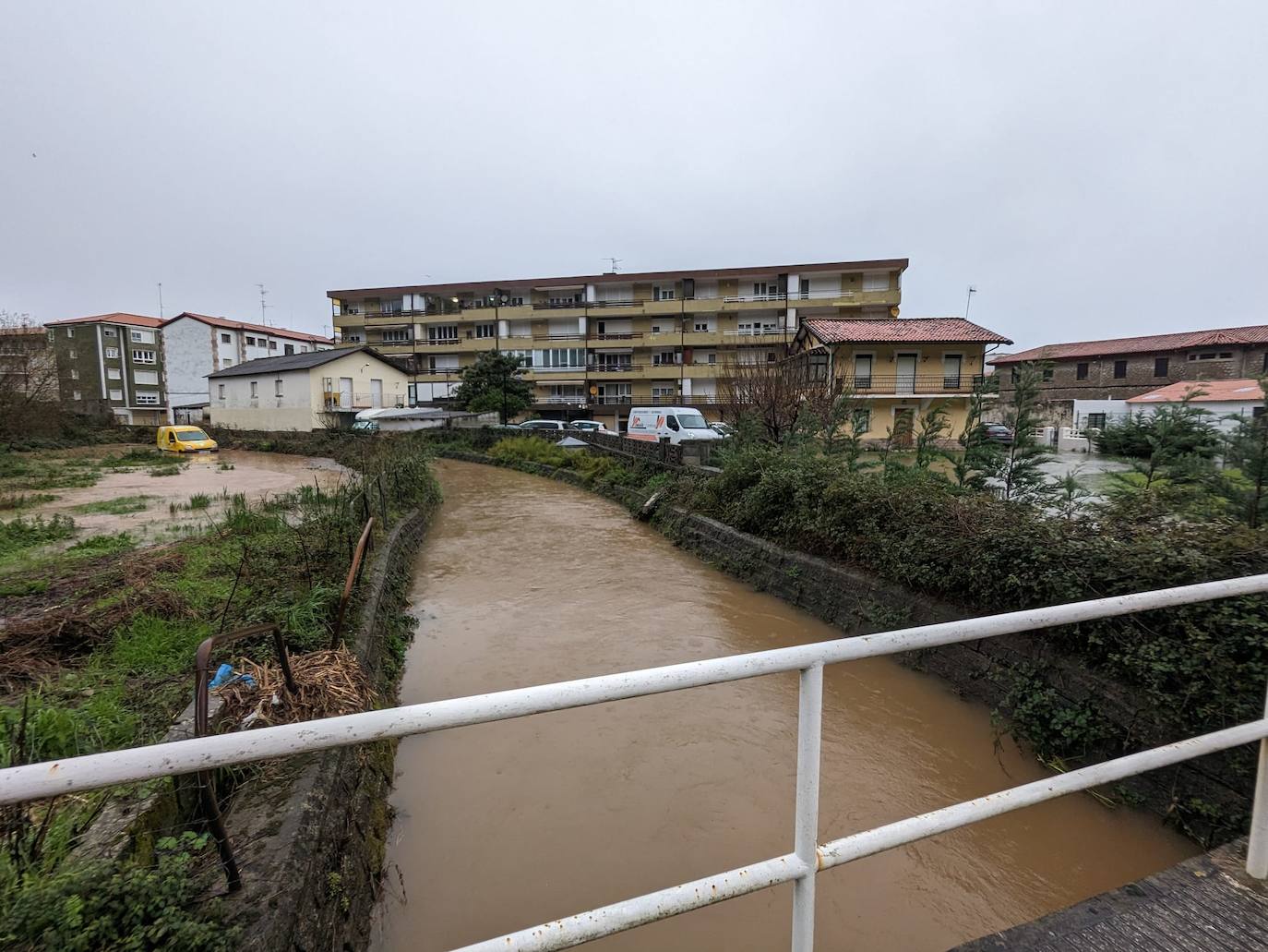 El desbordamiento del río Pelegrín es el causante de las inundaciones de Laredo.