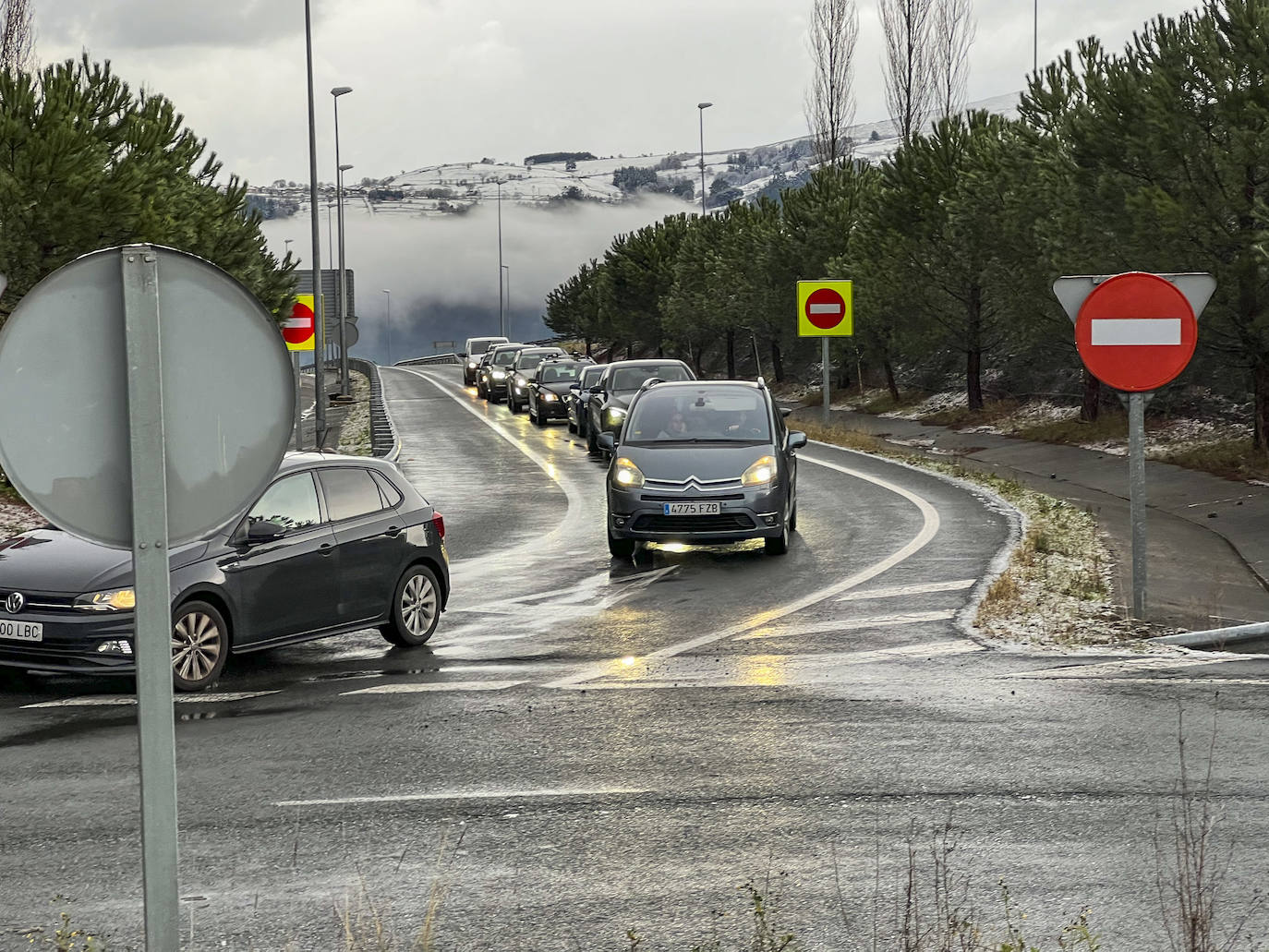 Los turismos salen de la A-67 a la altura de Arenas de Iguña. Solo pueden circular aquellos que lleven neumáticos de invierno porque no se puede circular con cadenas debido a los túneles existentes en la vía.