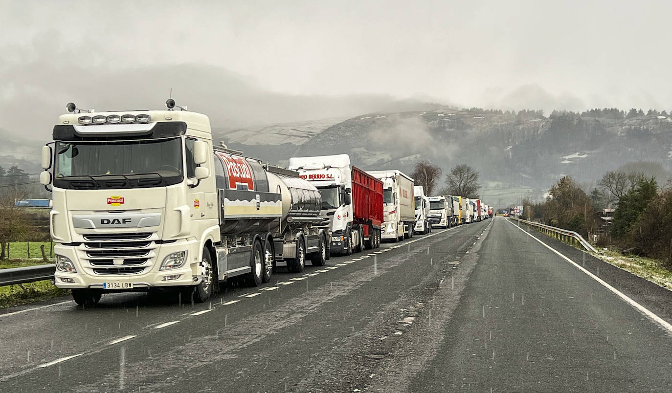 Los camiones embolsados permanecen en dos puntos de la carretera nacional N-611, uno a la altura de Arenas de Iguña y otro en Molledo.