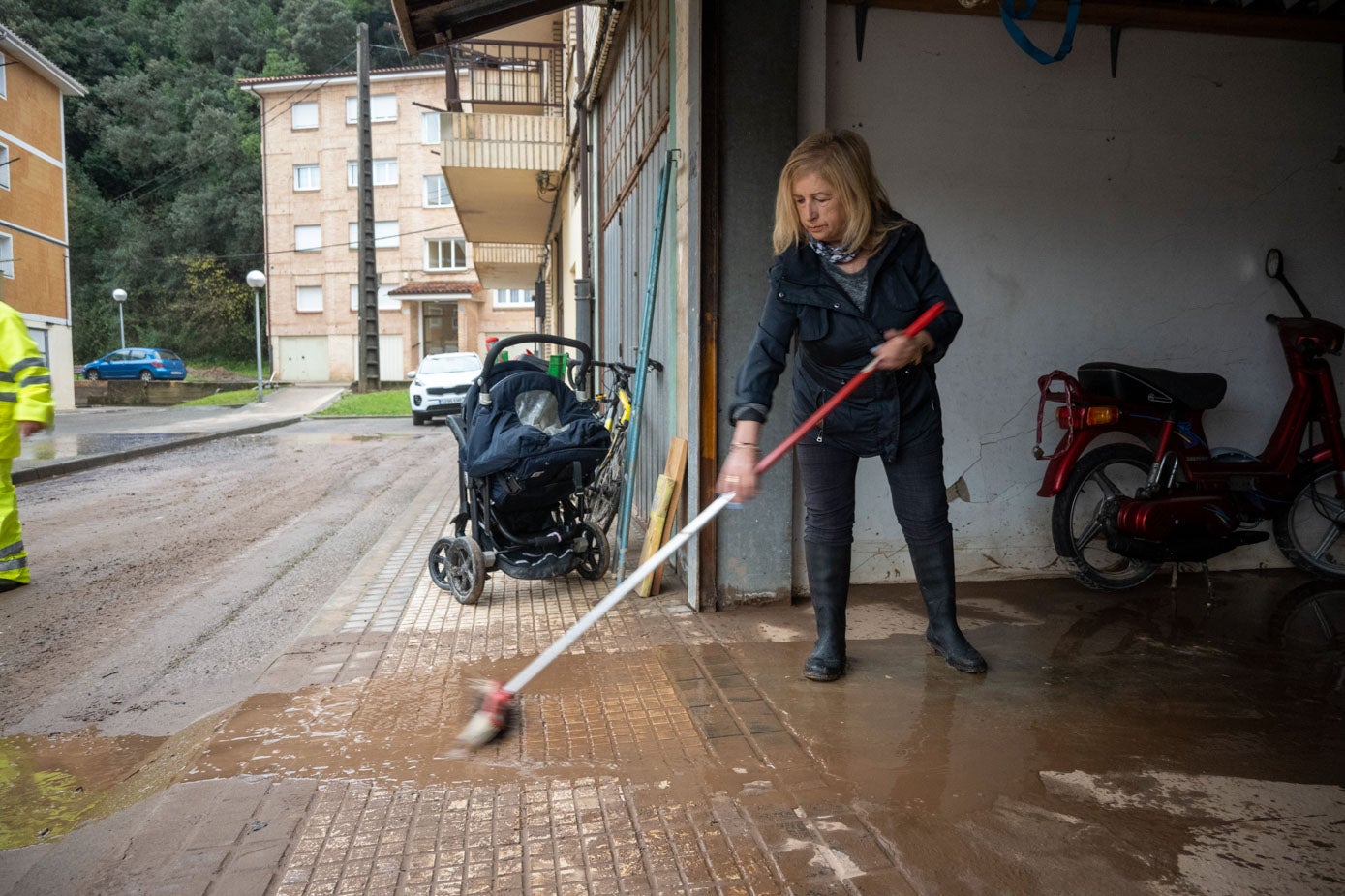 El garaje de María Echevarría se inundó el martes por las fuertes lluvias registradas en Laredo.