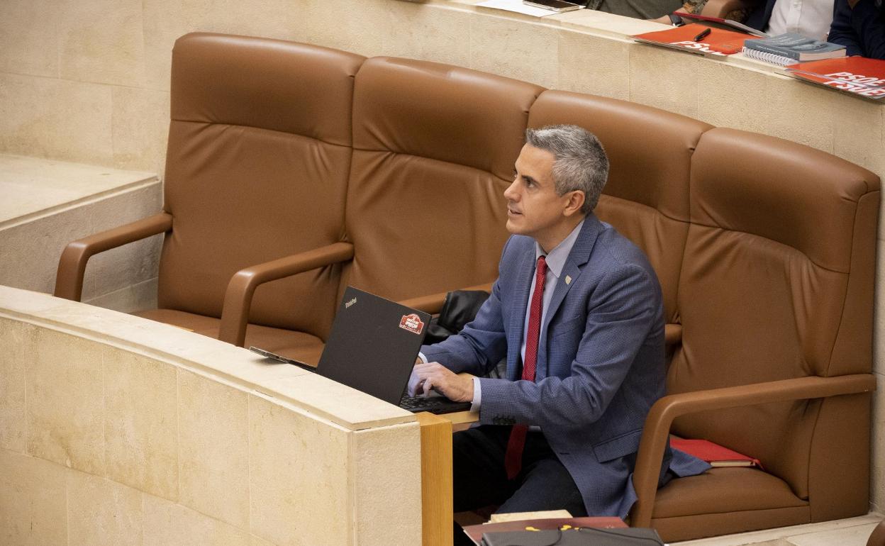 Pablo Zuloaga, en su escaño del Parlamento de Cantabria. 