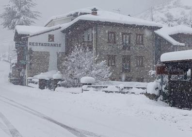 Imagen secundaria 1 - Liébana sufre los efectos del temporal de nieve y viento