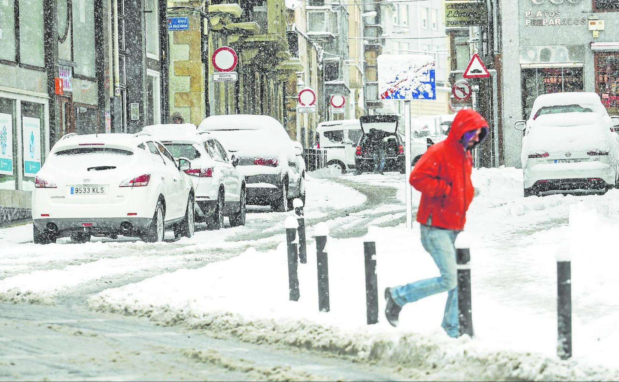 Un vecino, este miércoles por la mañana, recorre las calles de Reinosa que amanecieron cubiertas de nieve.