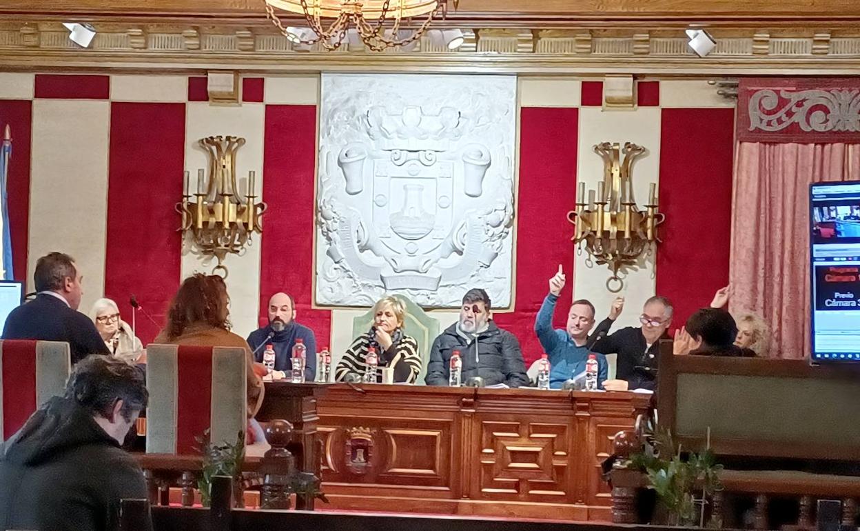 Momento del Pleno de esta mañana en que el PRC vota a favor del inicio de un nuevo expediente para el servicio de basuras. 