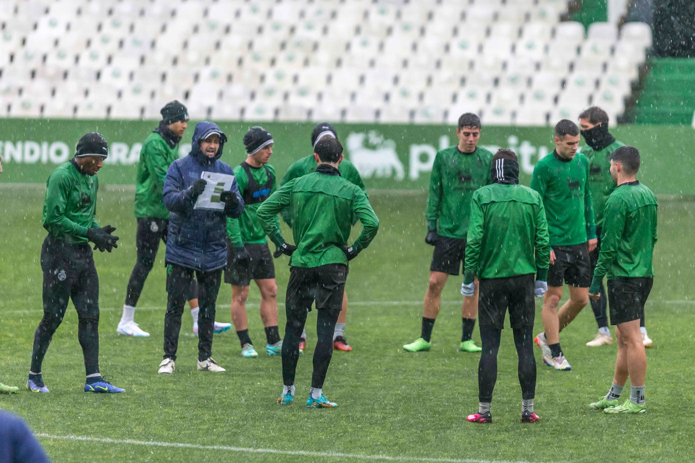 Fotos: Entrenamaiento del Racing bajo una granizada