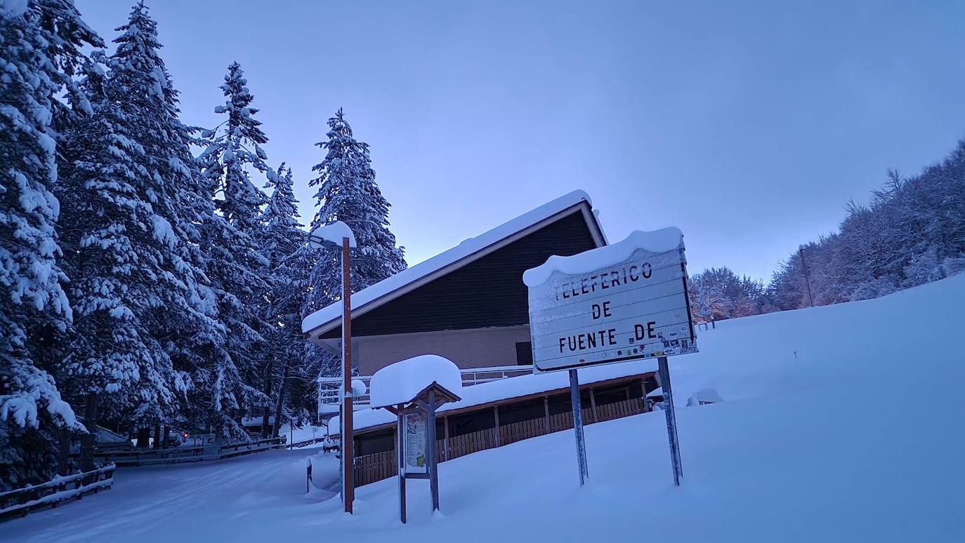 Fuente Dé ha aparecido esta mañana cubierto por una gruesa capa de nieve. En la imagen, el punto en el que acaba la carretera y comienza la senda hacia Espinama.