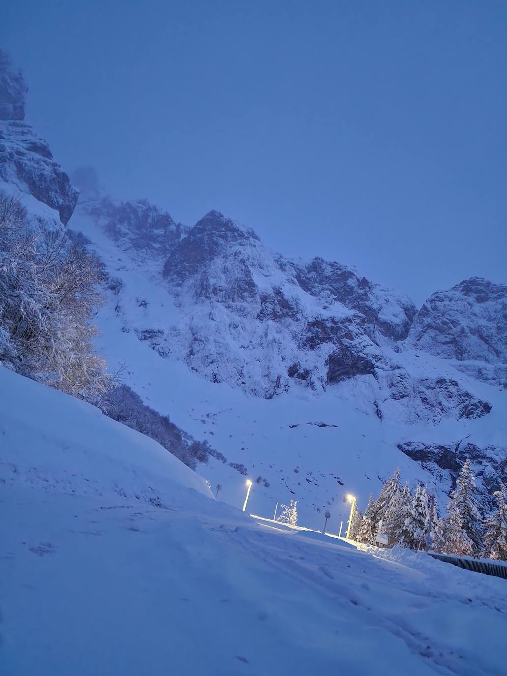 Fuente Dé ha aparecido esta mañana cubierto por una gruesa capa de nieve.