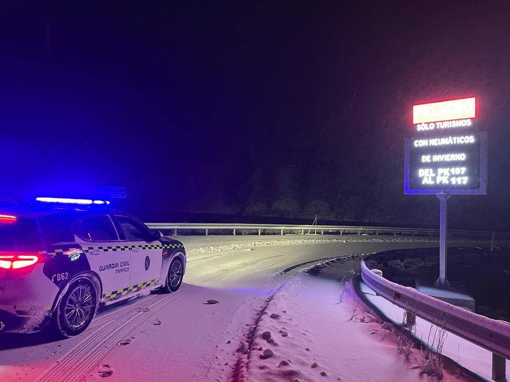 Una patrulla de la Guardia Civil, esta madrugada en uno de los controles establecidos con motivo de las nevadas.