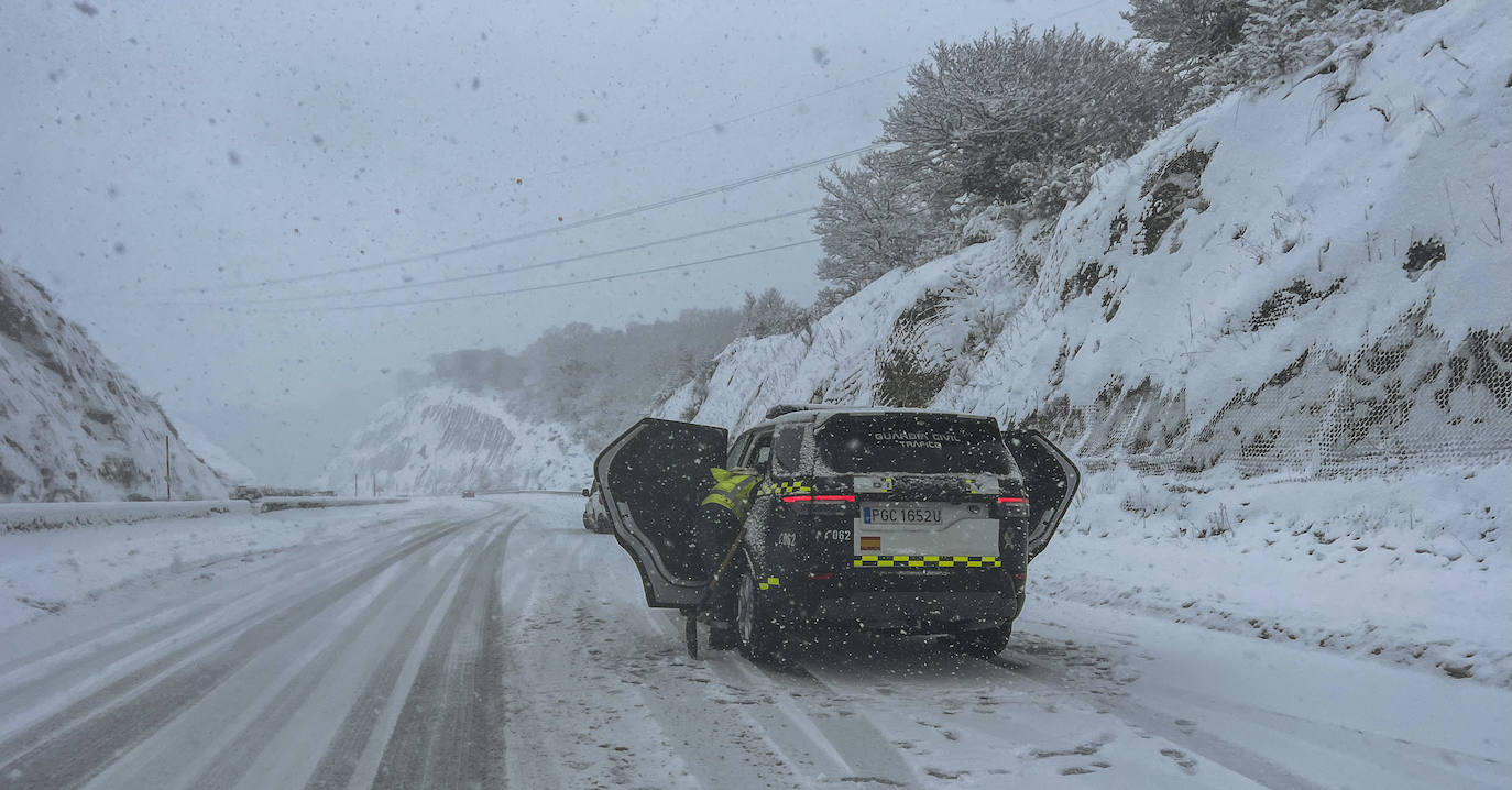 Una patrulla de la Guardia Civil se detiene para asistir a un coche con problemas para cicrcular por la A-67.