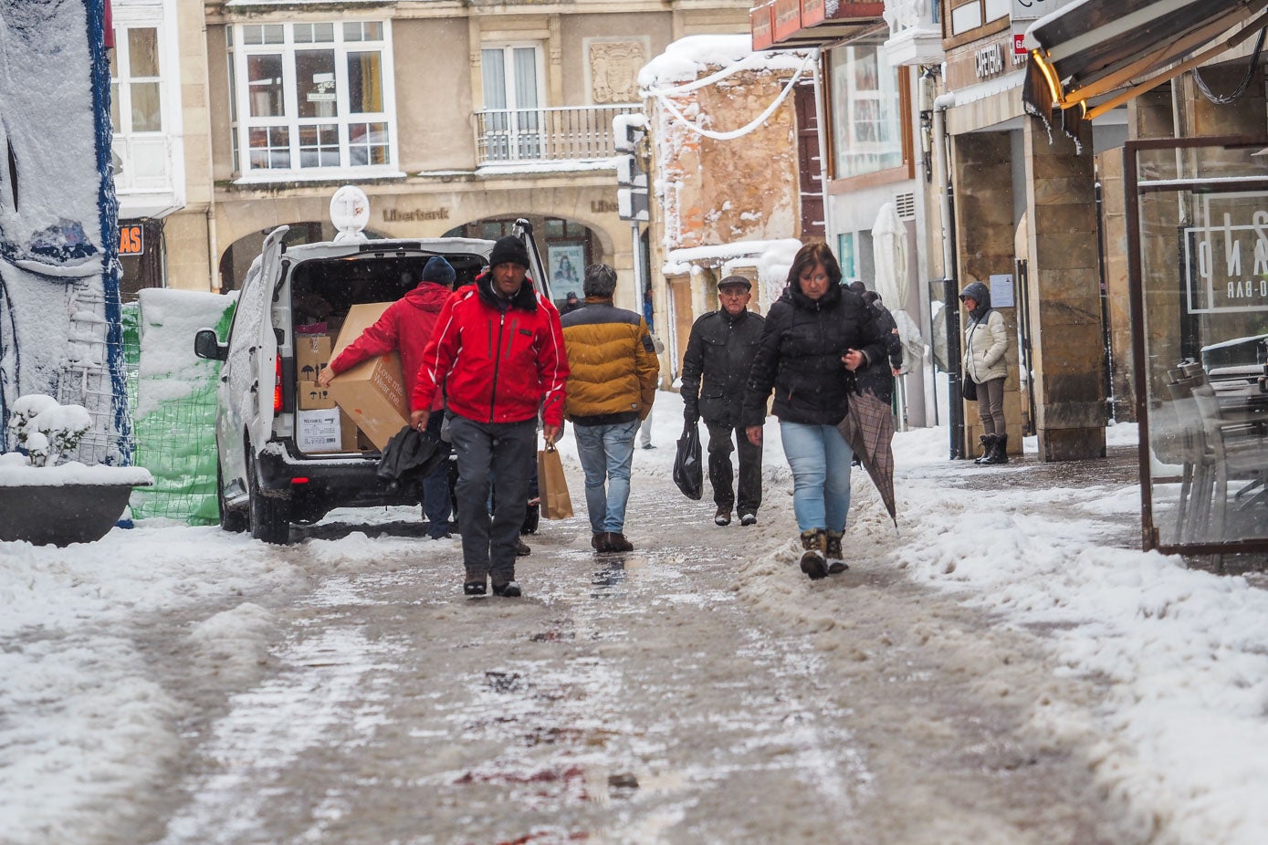 Los quehaceres cotidianos, un poco más complicados debido a la nieve en Reinosa.