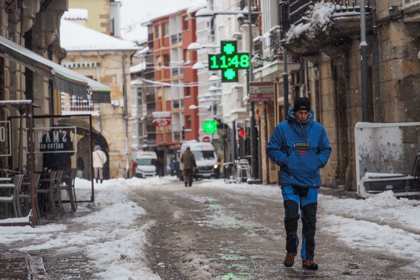 Gente caminando bajo la nieve en Reinosa, este miércoles.