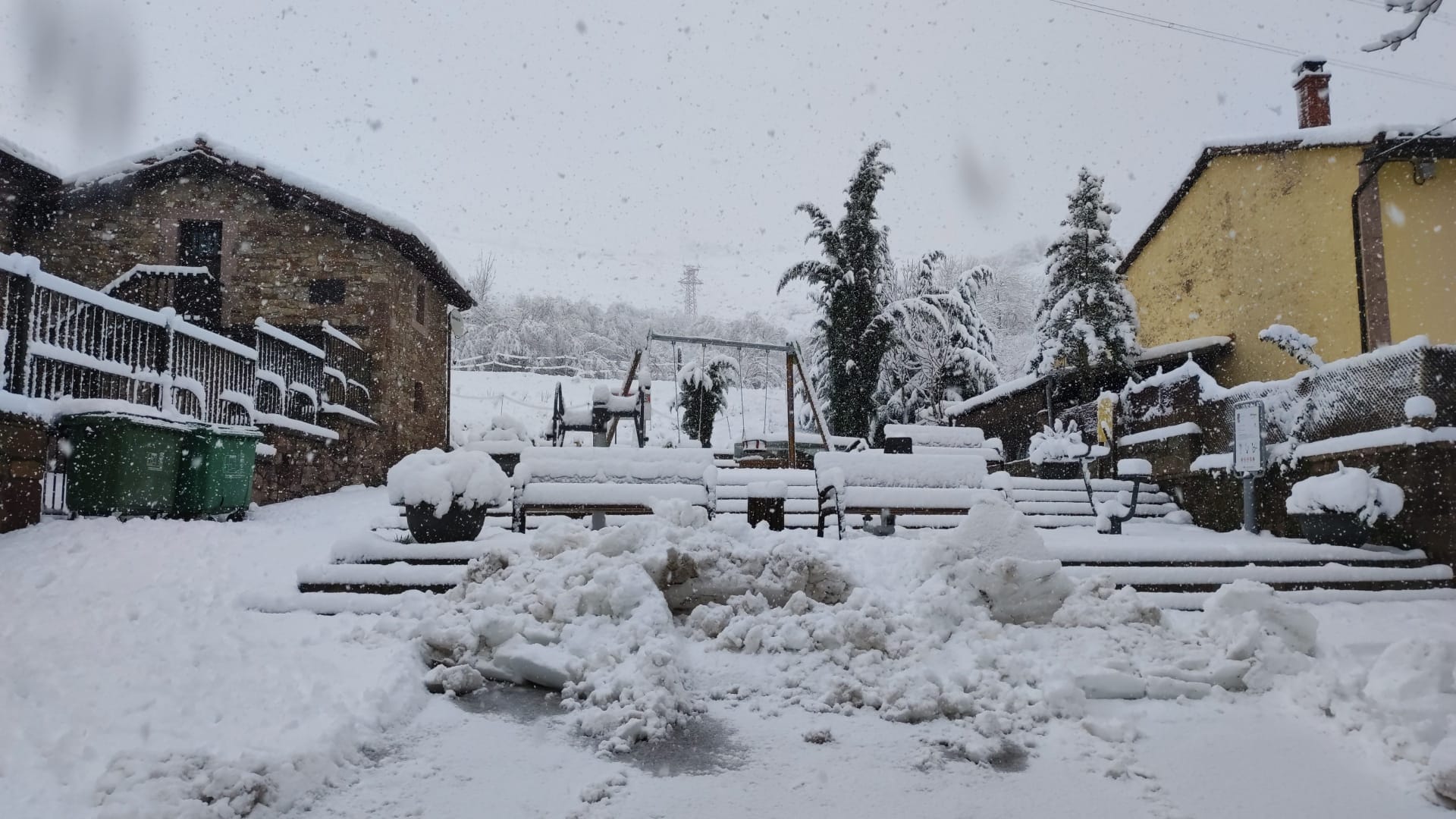 LA nieve también ha cubierto la localidad de Pesquera.