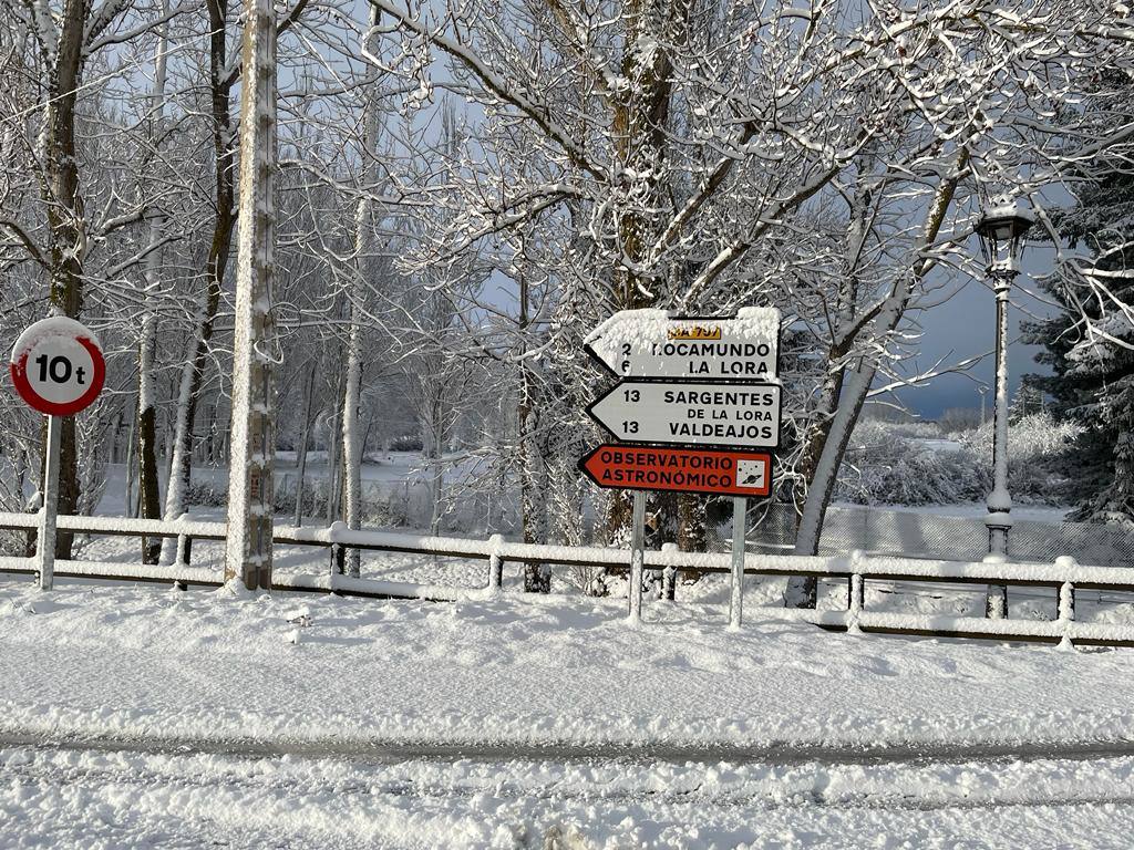 La nieve deja hermosas estampas en Valderredible, aunque complica la circulación en algunas carreteras de la zona.