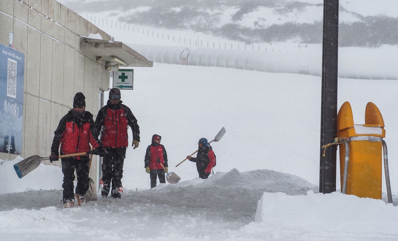 La estación de esquí de Alto Campoo está lista para abrir al público este viernes, 20 de enero. Los espesores alcanzados, de entre 20 y 40 centímetros de nieve polvo, permiten estrenar al fin la temporada. Abrirá al 30%, en un principio, si las condiciones son óptimas, que son cuatro pistas verdes y tres azules que, en total, suponen siete kilómetros esquiables. Además, se pondrán a disposición de los usuarios más de la mitad de los remontes (el 58 por ciento), así como dos telesillas, cuatro telesquíes y la cinta transportadora.