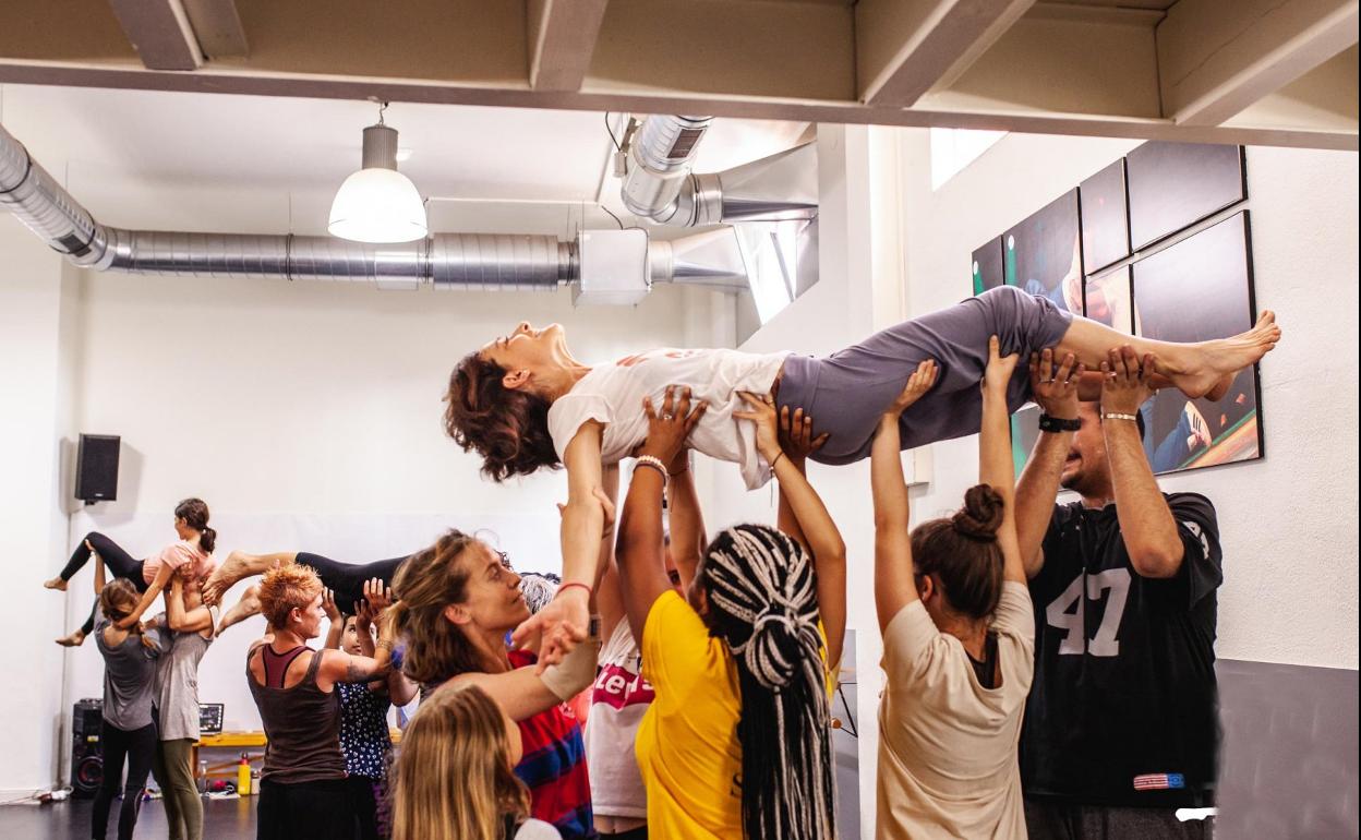 La danza regresa a través del taller de creación en danza 'El cuerpo común', inspirado en las piezas expuestas en 'Visión expandida'. 