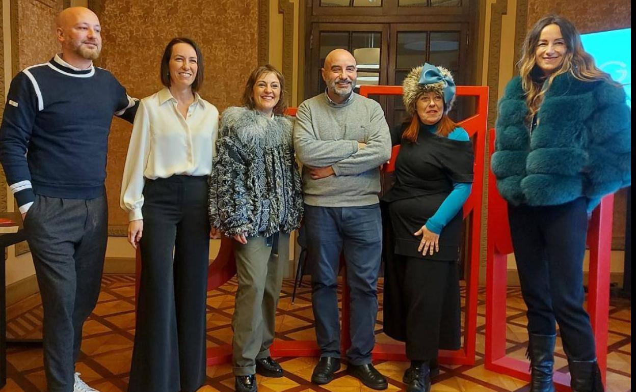 Los diseñadores Héctor Jareño (Gijón-Asturias), Elisa Álvarez (Pola de Siero-Asturias) y Silvia Barbón (Sotrondio-Asturias), junto al concejal de Promoción Económica, Empleo, Turismo y Comercio Local, Santos Tejón, y las diseñadoras cántabras, María José Pereda De Castro y Pilar Ibáñez.