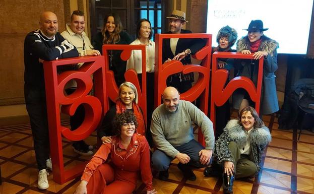 Foto de familia de la presentación del Gijón Fashion Summit. Héctor Jareño, Martín Vuelta, Pilar Ibáñez, Elisa Álvarez, José Luis Callejo, María José Pereda De Castro, Lourdes Iglesias, Elena Rato, Teresa Laso, Santos Tejón y Silvia Barbón. 