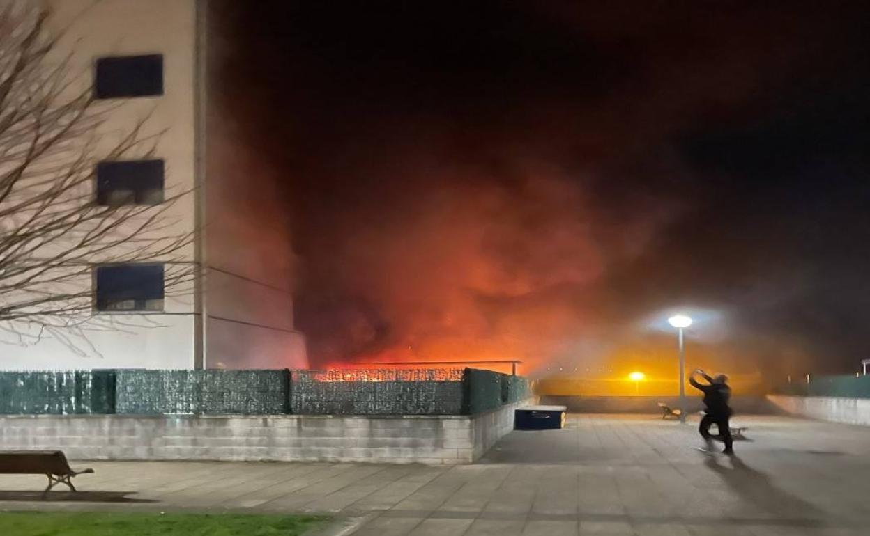 Imagen del incendio que ha difundido VOX para pedir medidas contra el okupa de la urbanización La Maruca, en Muriedas.