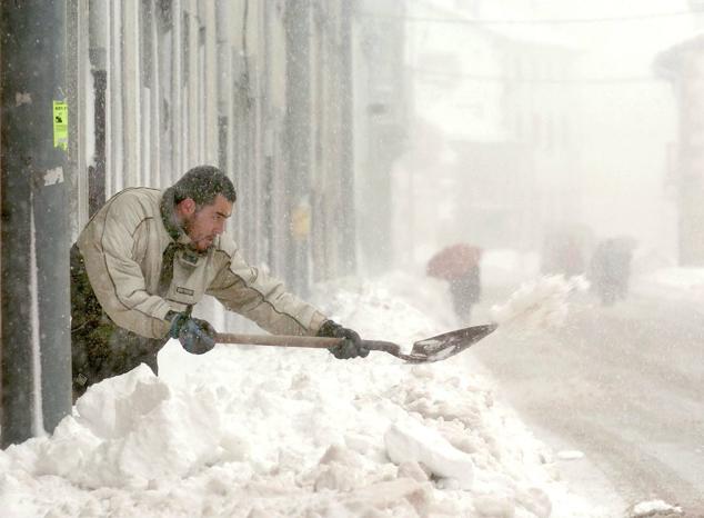 Más de lo mismo. Distinto año, el 2005, pero mismo escenario: vecinos de Reinosa buscándose la vida para despejar calles y negocios en pleno temporal de nieve.