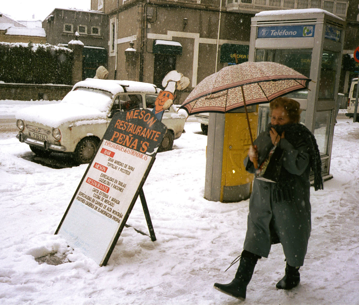 No hay temporal de nieve que no deje un reguero de anécdotas, unas más preocupantes que otras, en Reinosa. Esta fotografía la tomó Pablo Hojas en el municipio campurriano en el año 2000.