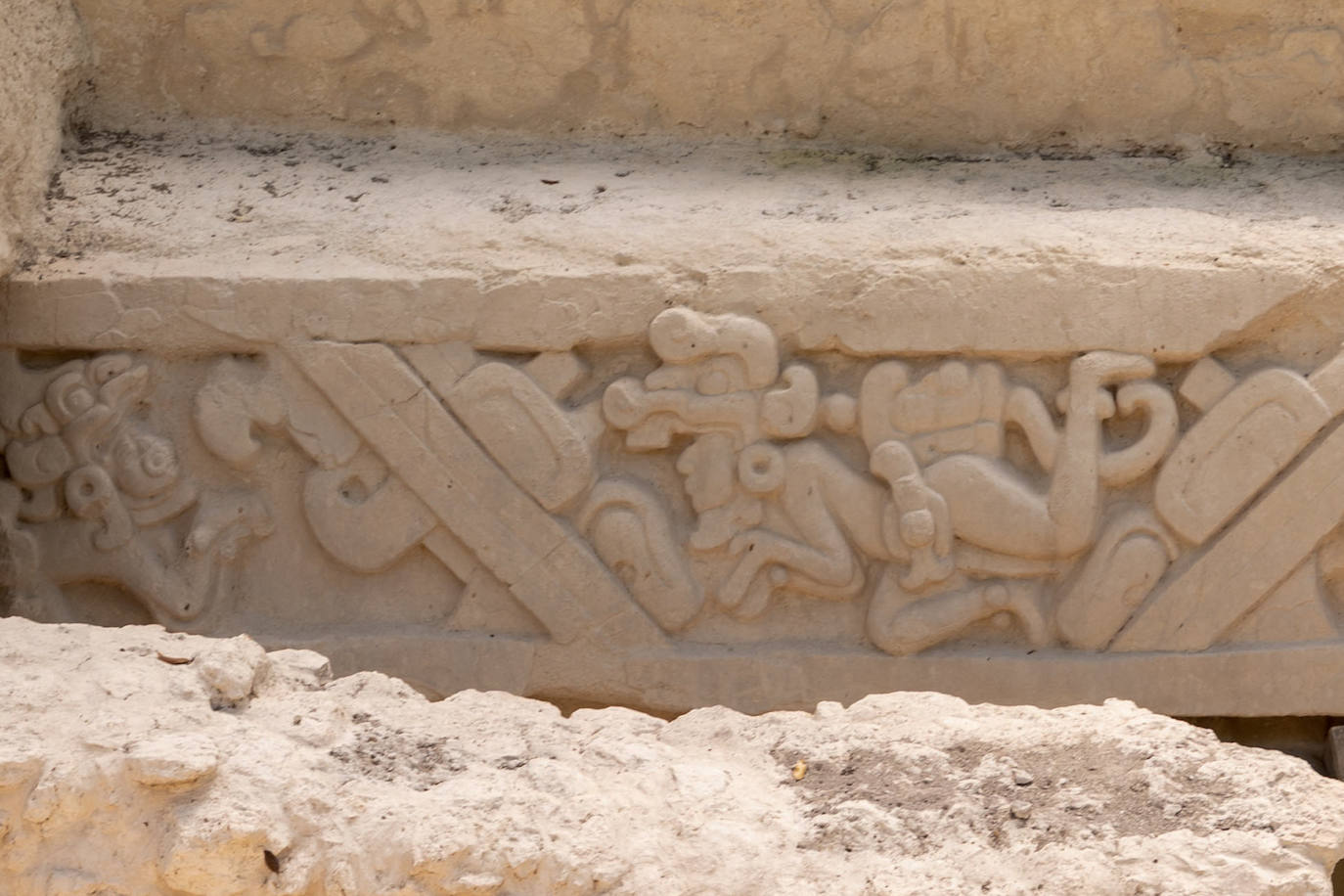 Un grupo de geólogos ha descubierto al norte del país unos restos de la civilización maya que han estado ocultos durante siglos bajo la penumbra de una selva tropical. Entre el vasto manto verde de la selva emerge, entre otras, la cresta de la Danta, una de las pirámides más grandes del mundo ubicada en la megaciudad maya El Mirador