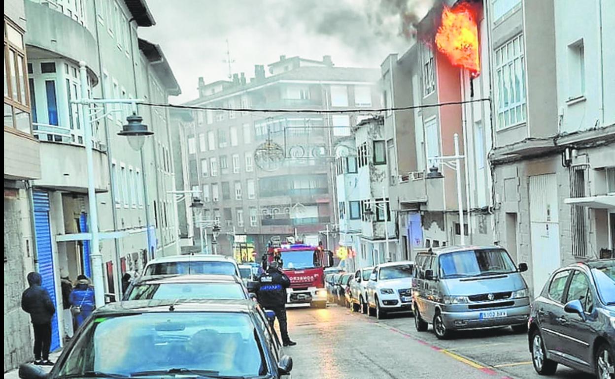 El incendio se originó en una vivienda de la calle Juan de Mena. 